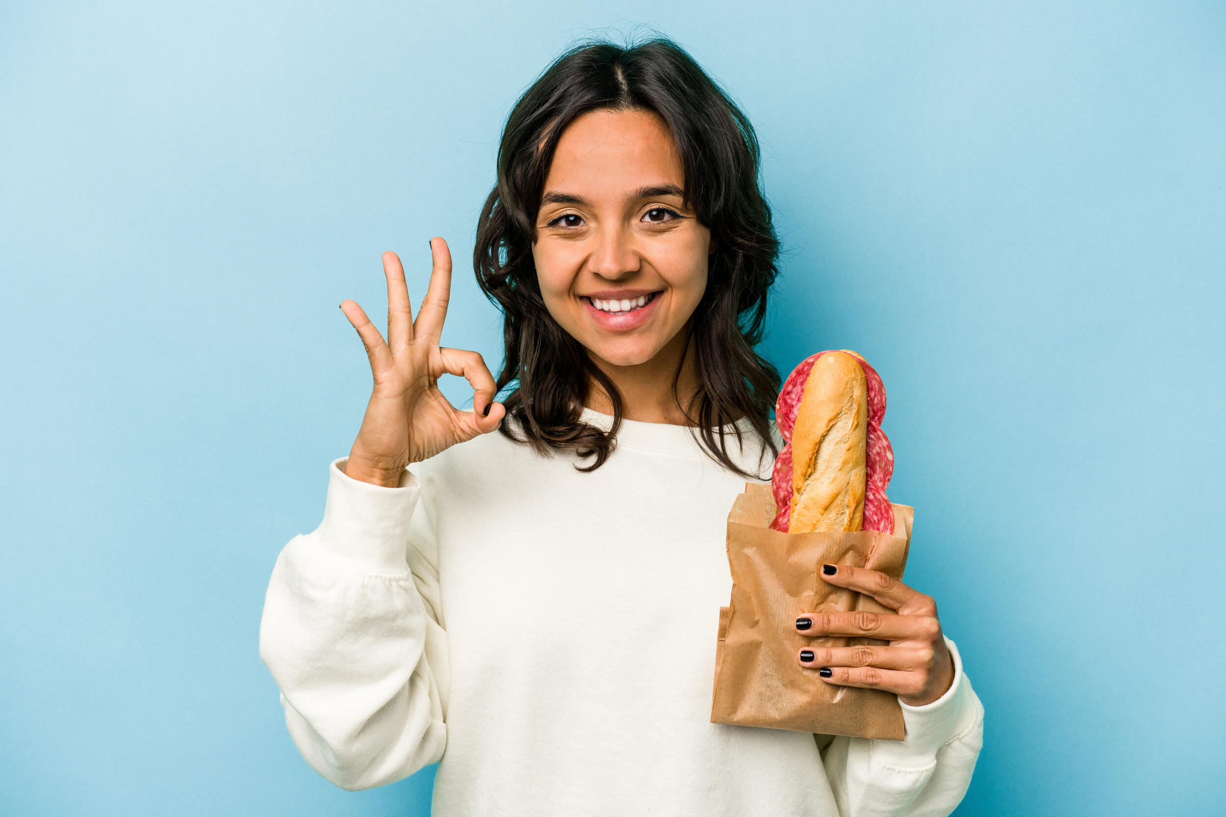 femme avec un sandwich