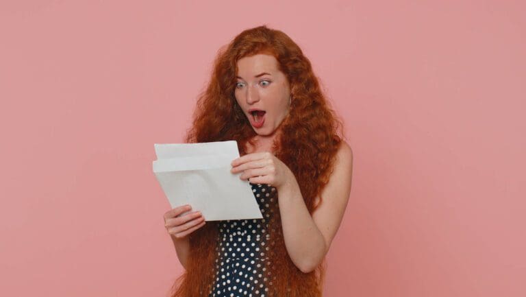 Photo d'une femme surprise recevant sa facture