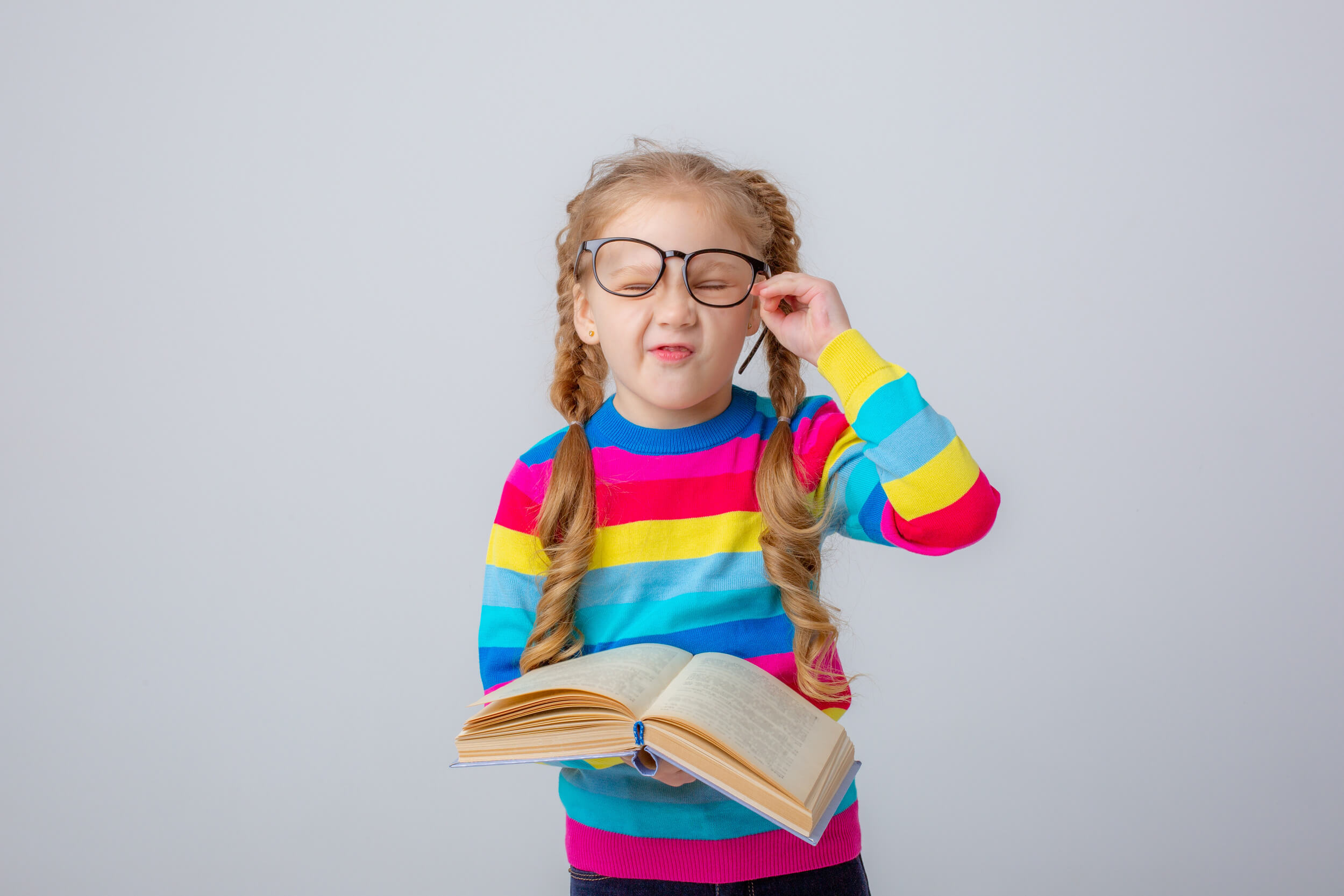 Petite fille avec un livre et des lunettes