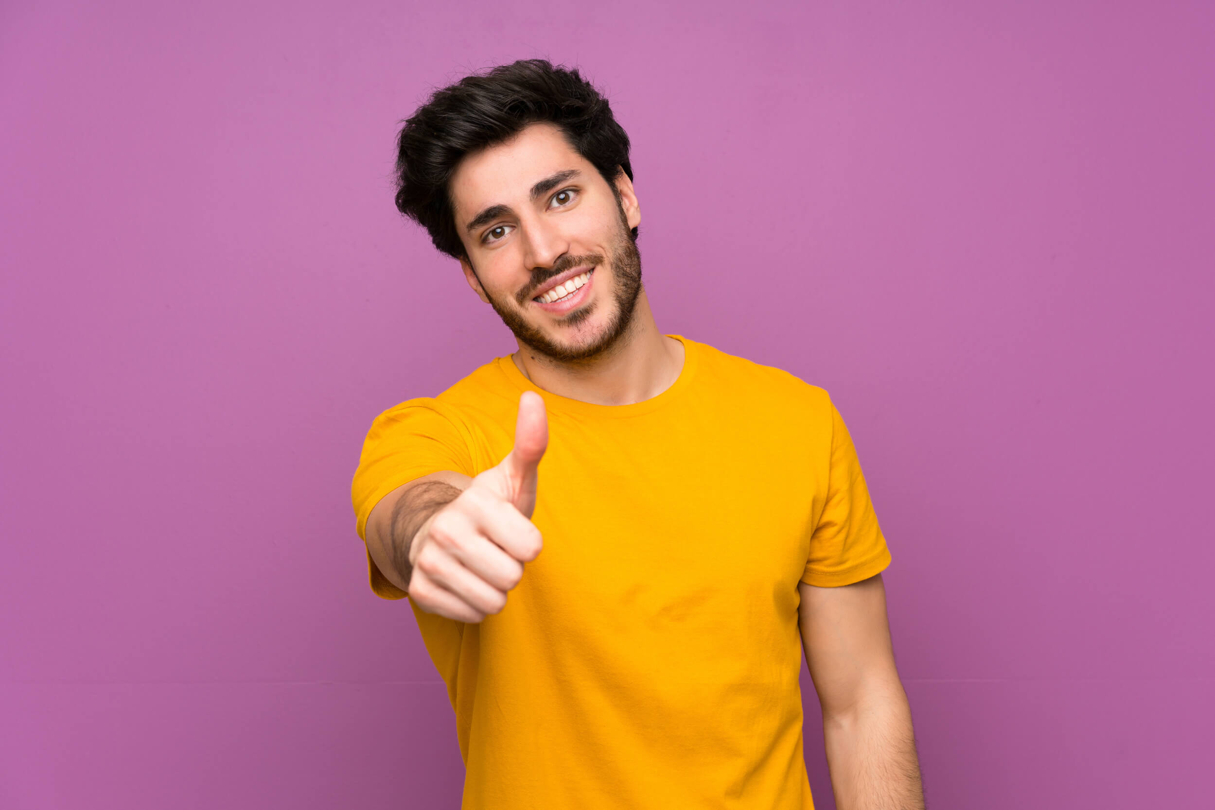 homme qui met un pouce en avant