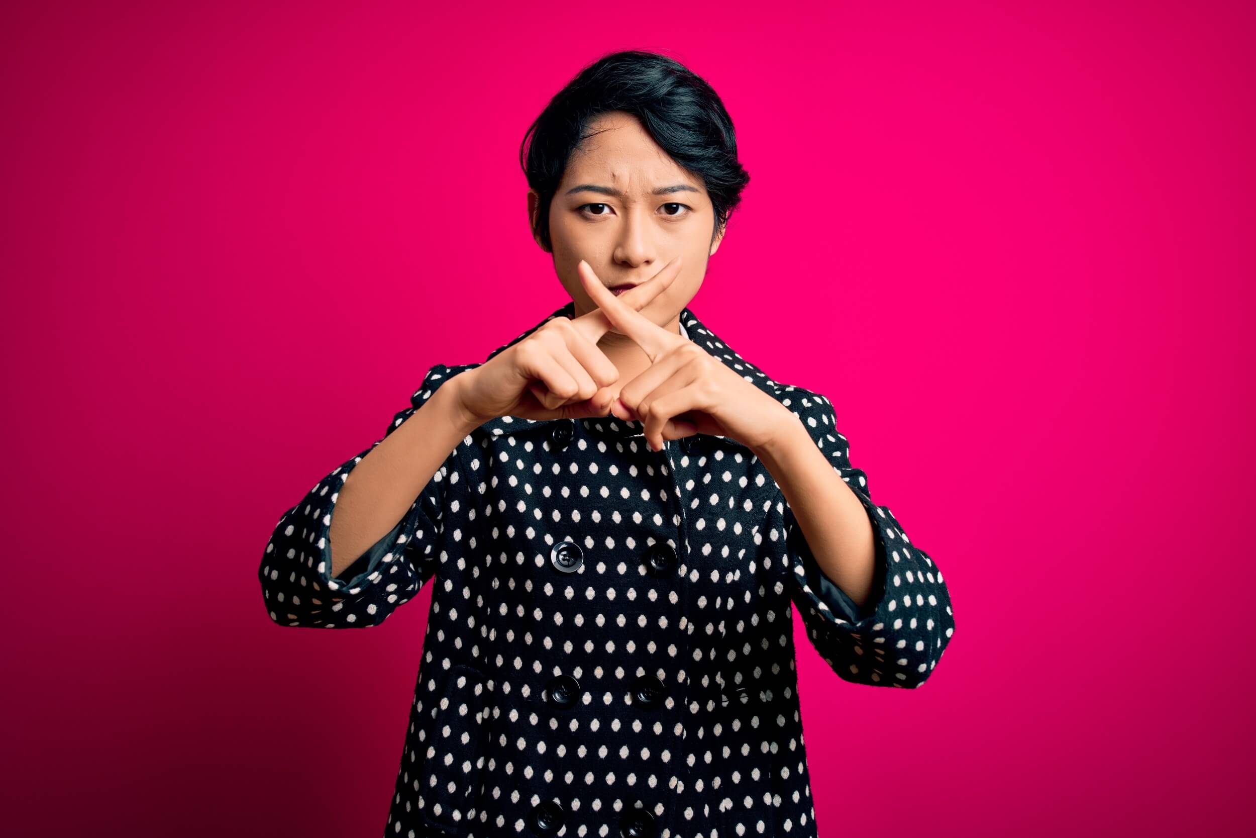 femme fait non avec ses doigts