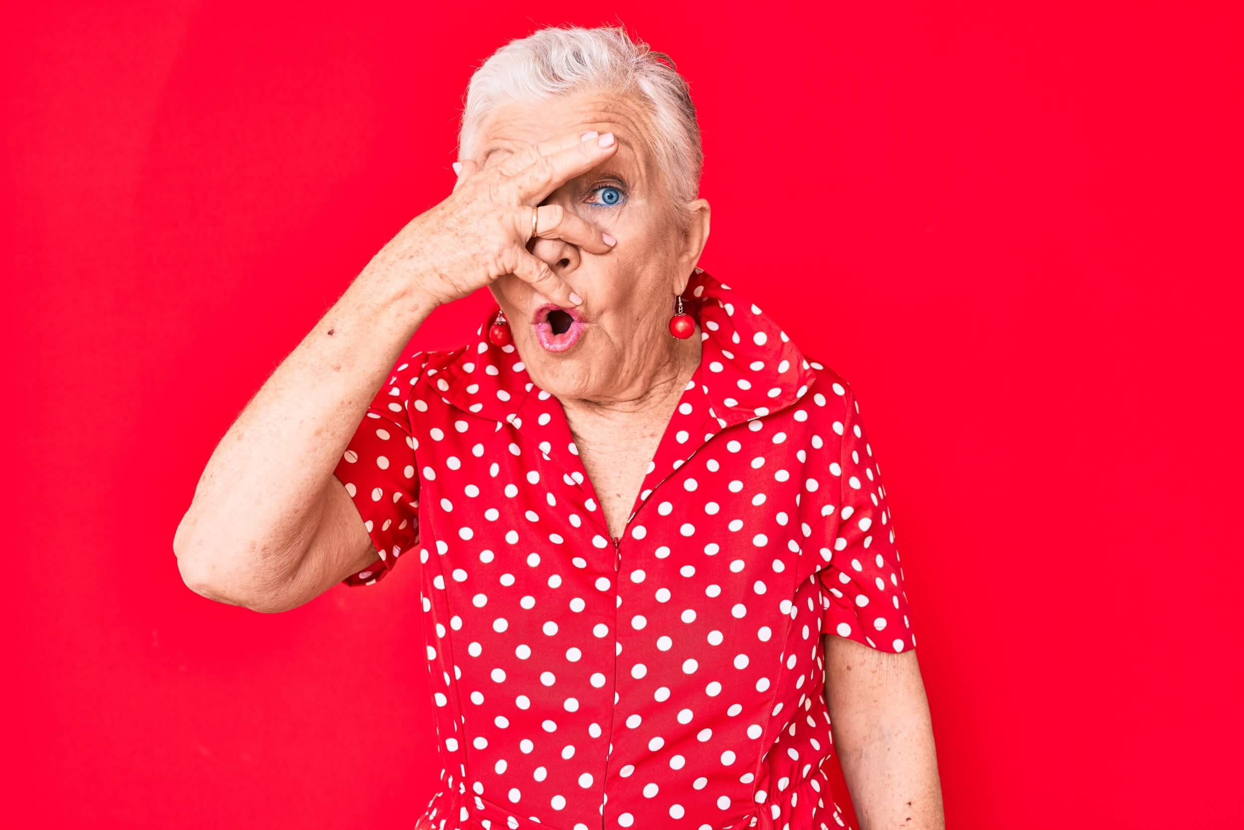 vieille dame sa cache le visage