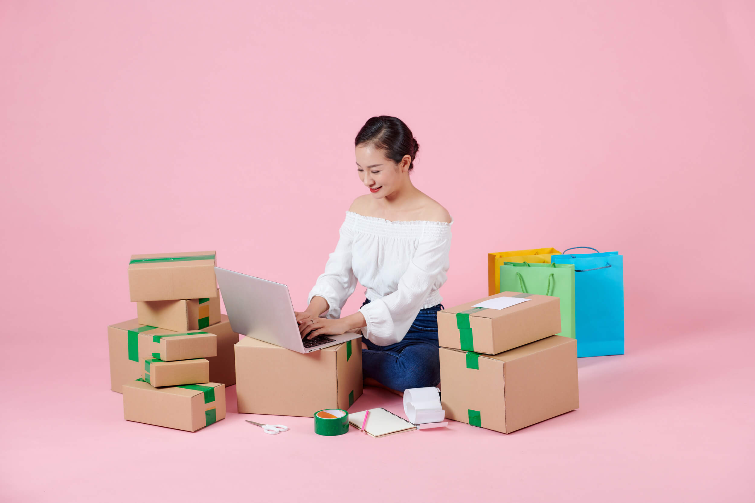 femme fait des cartons de commande