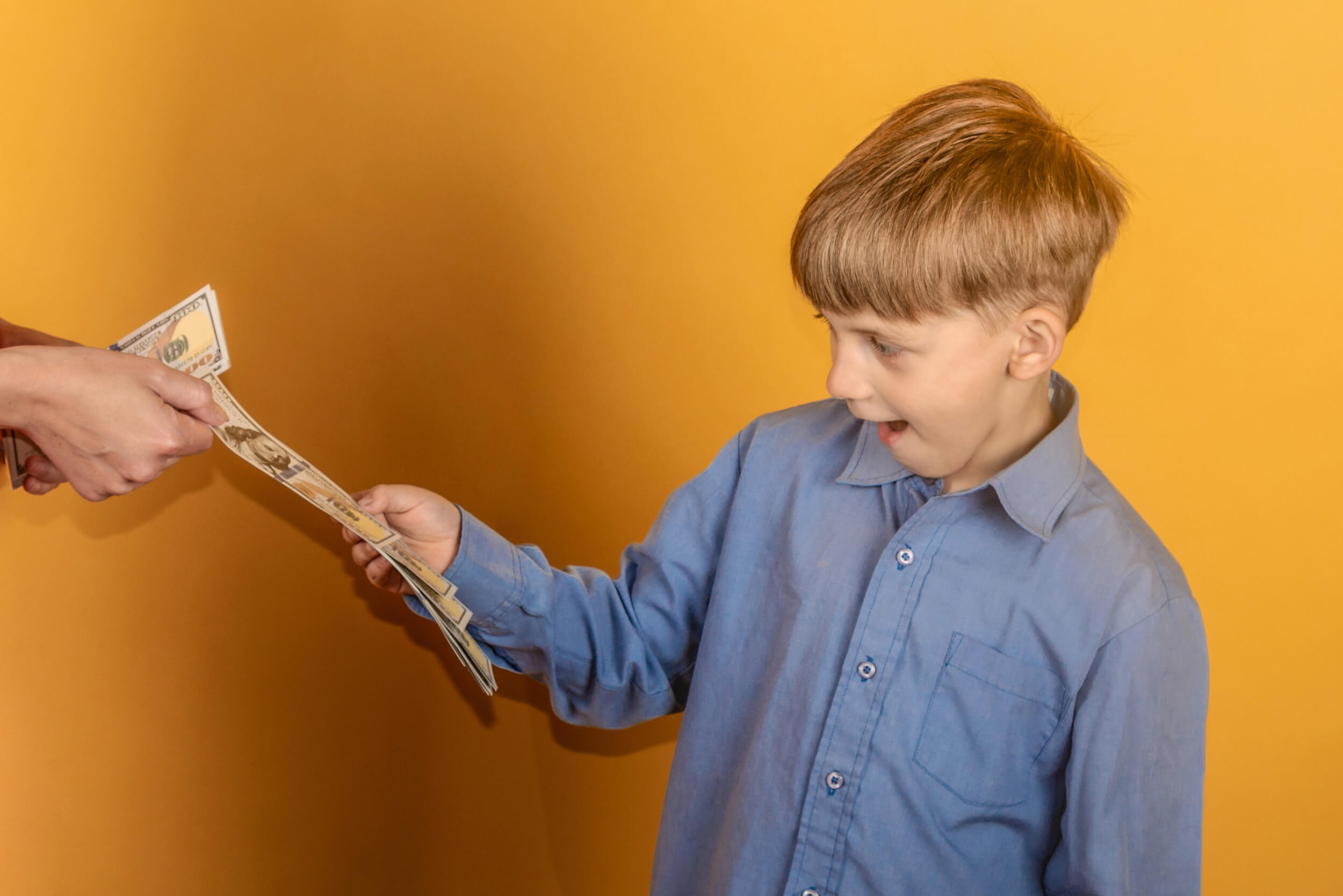 enfant prend de l'argent