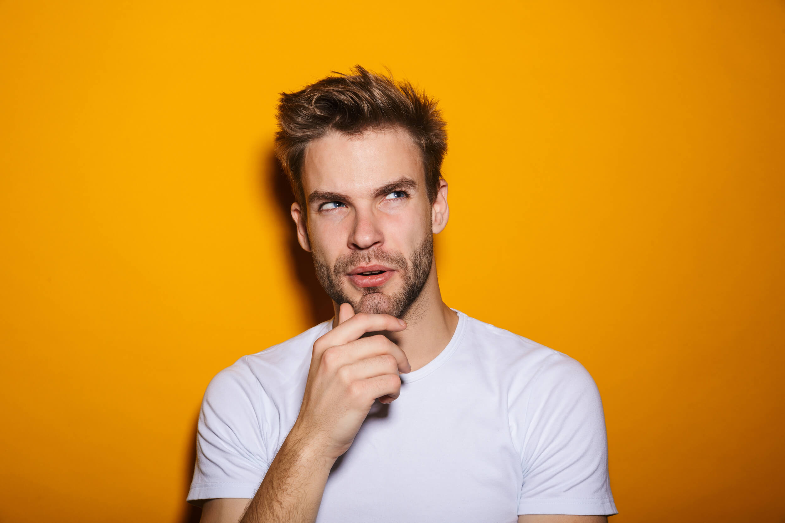 beau garçon réfléchit