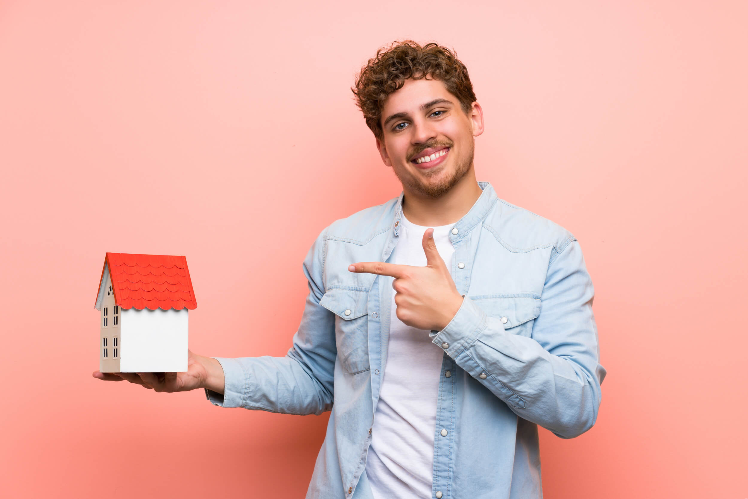 mec tient une petite maison