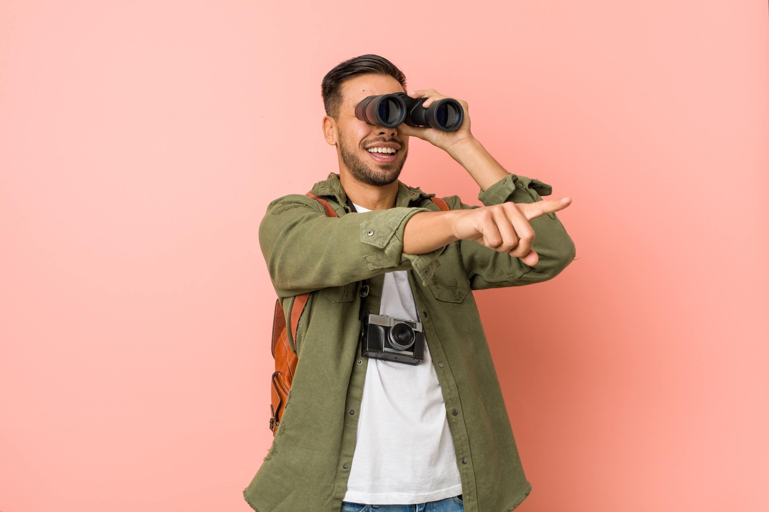 homme avec des jumelles