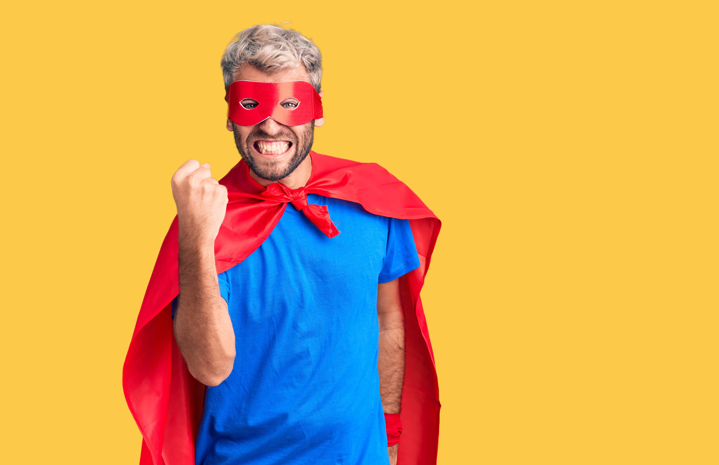 mec content en super héros