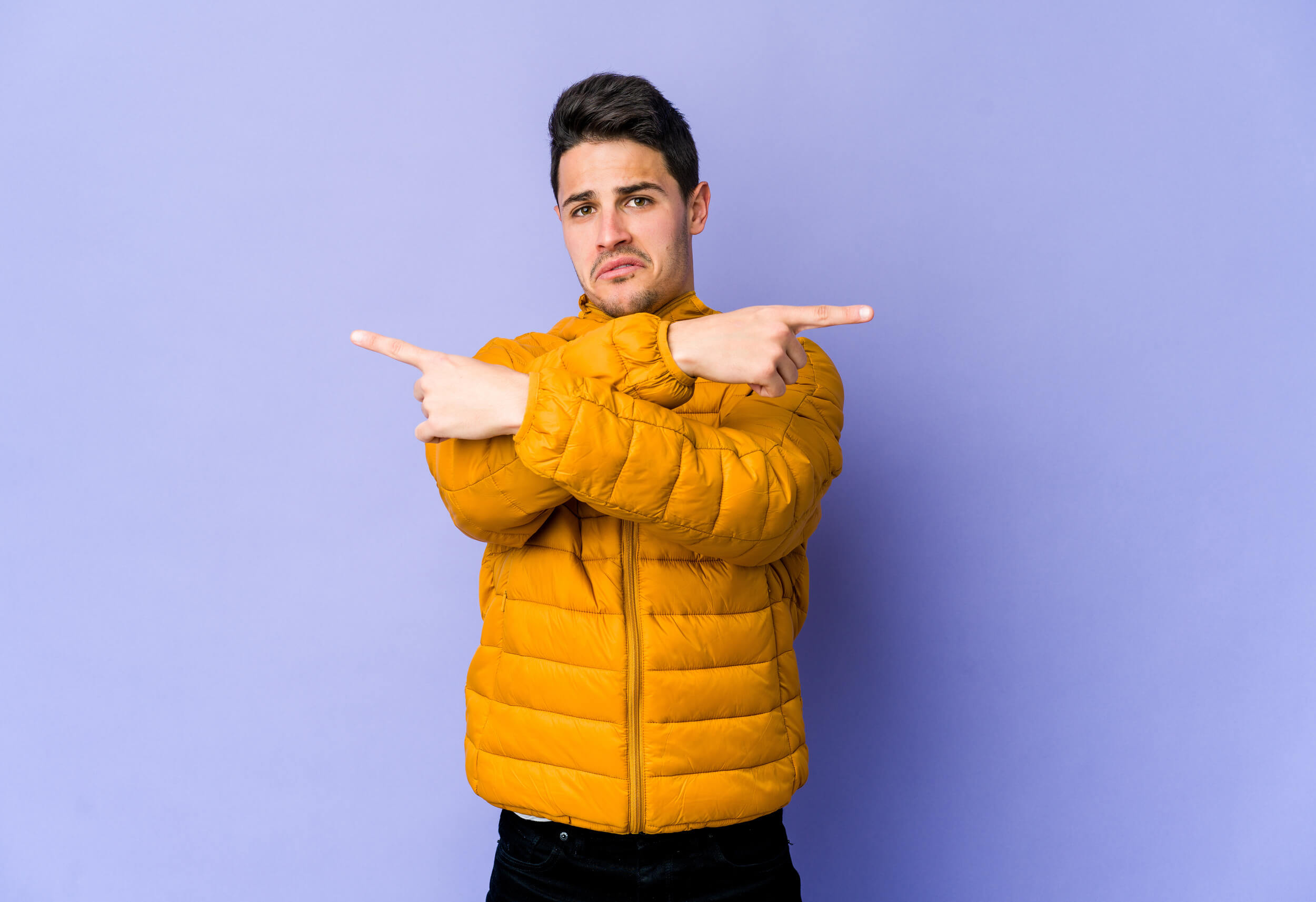 homme montre deux directions différentes