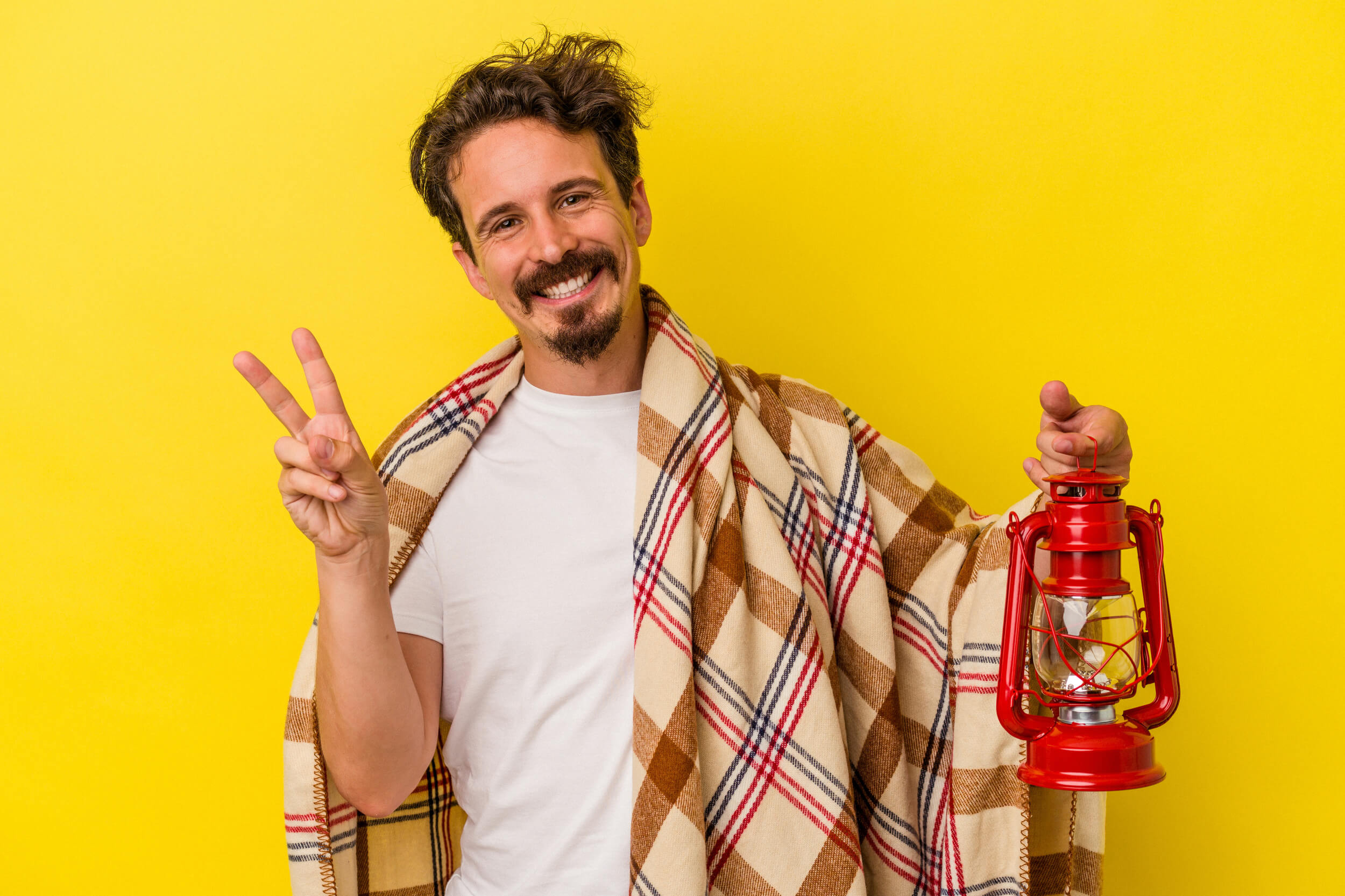 mec avec un plaid et une torche