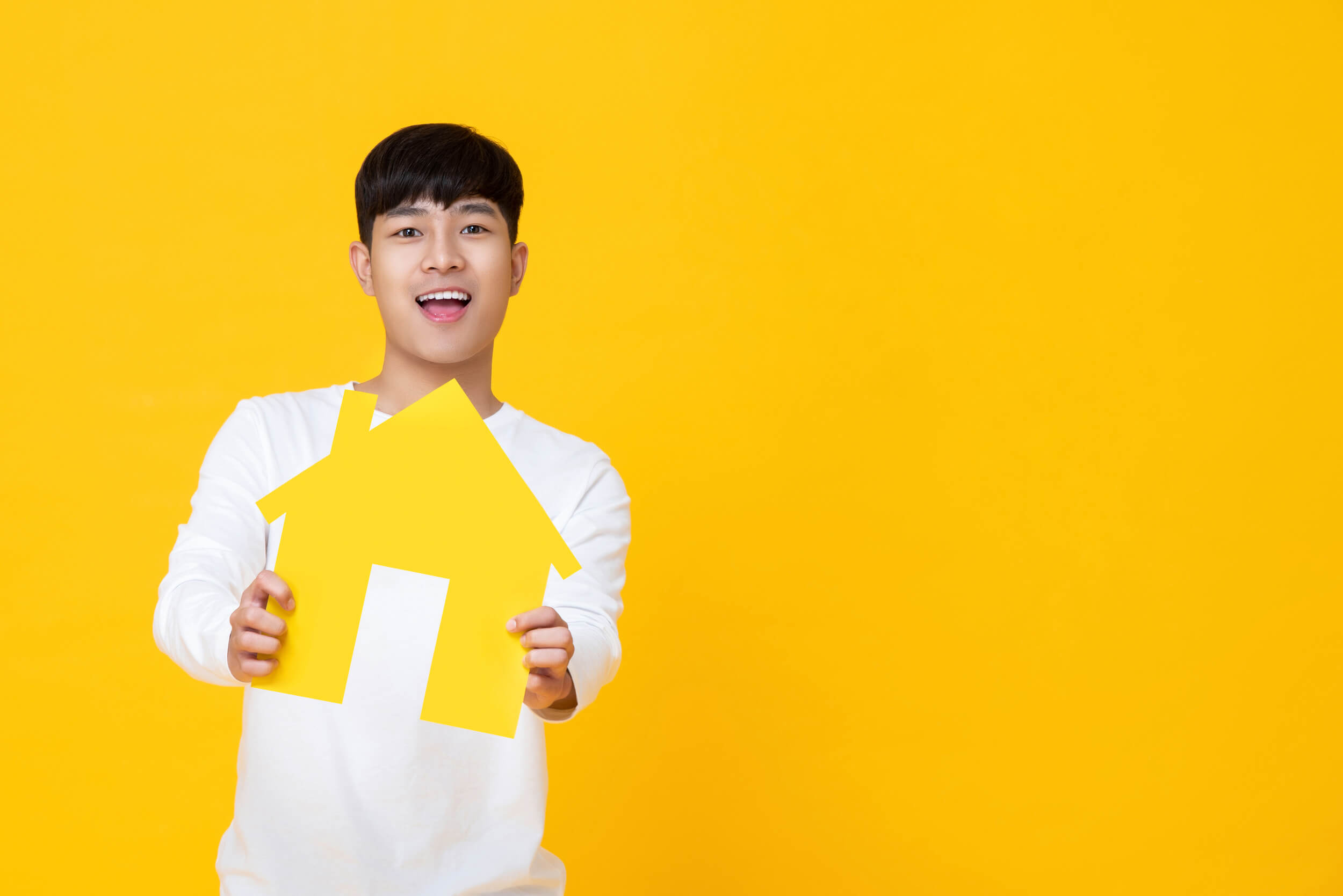 homme avec une maison dans les mains