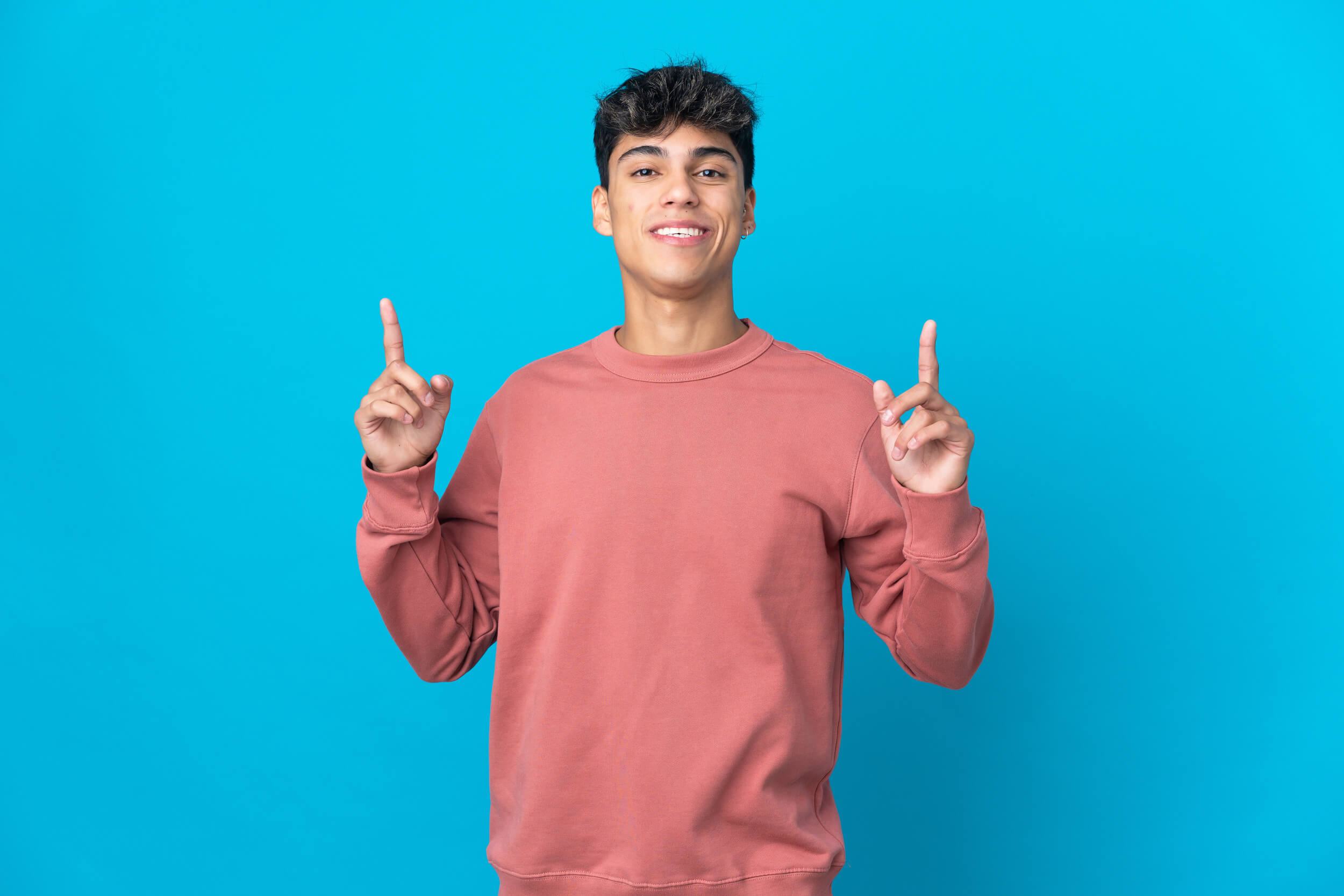 mec les doigts levés