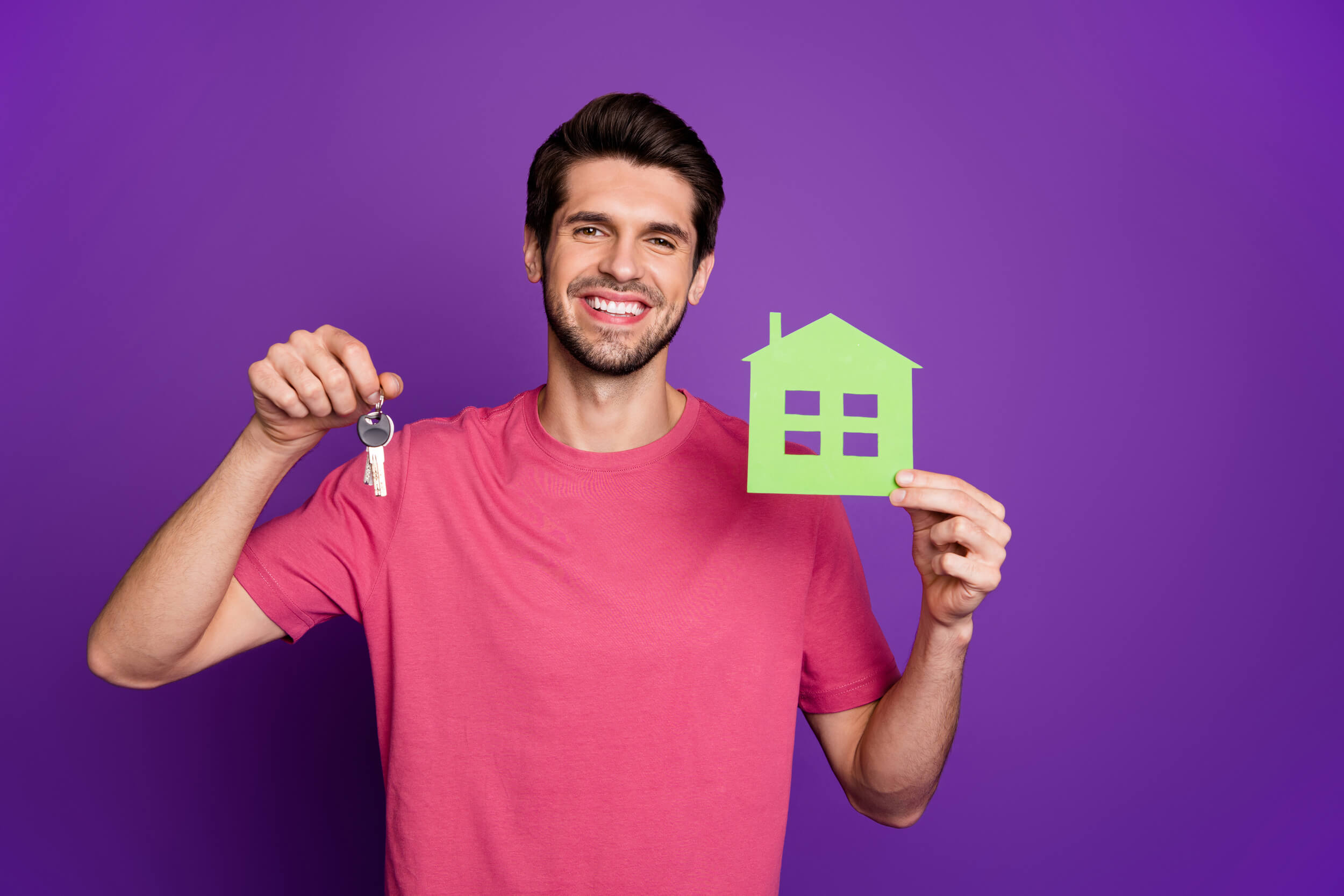 homme avec une petite maison et des clés à la main