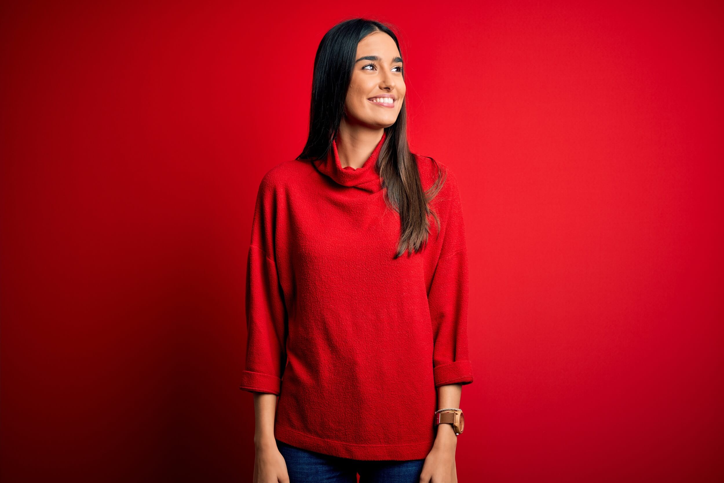 Femme sur fond rouge