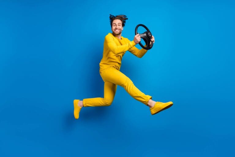 homme qui saute avec un volant dans la main