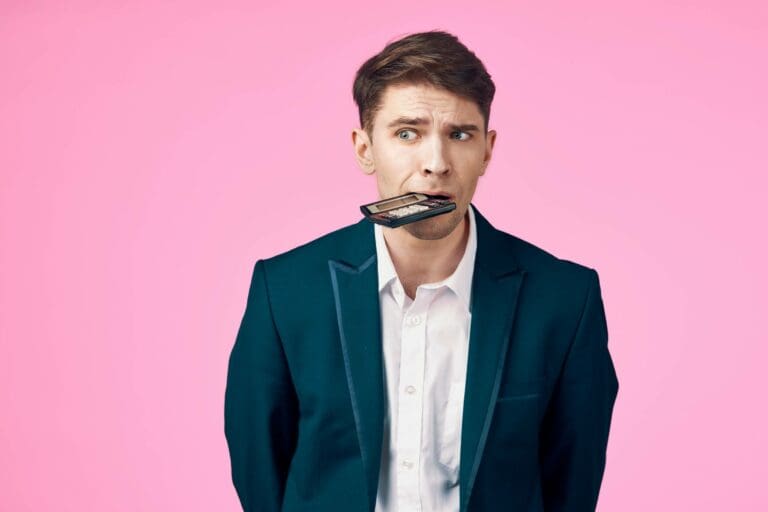 Homme expert comptable avec calculatrice dans la bouche
