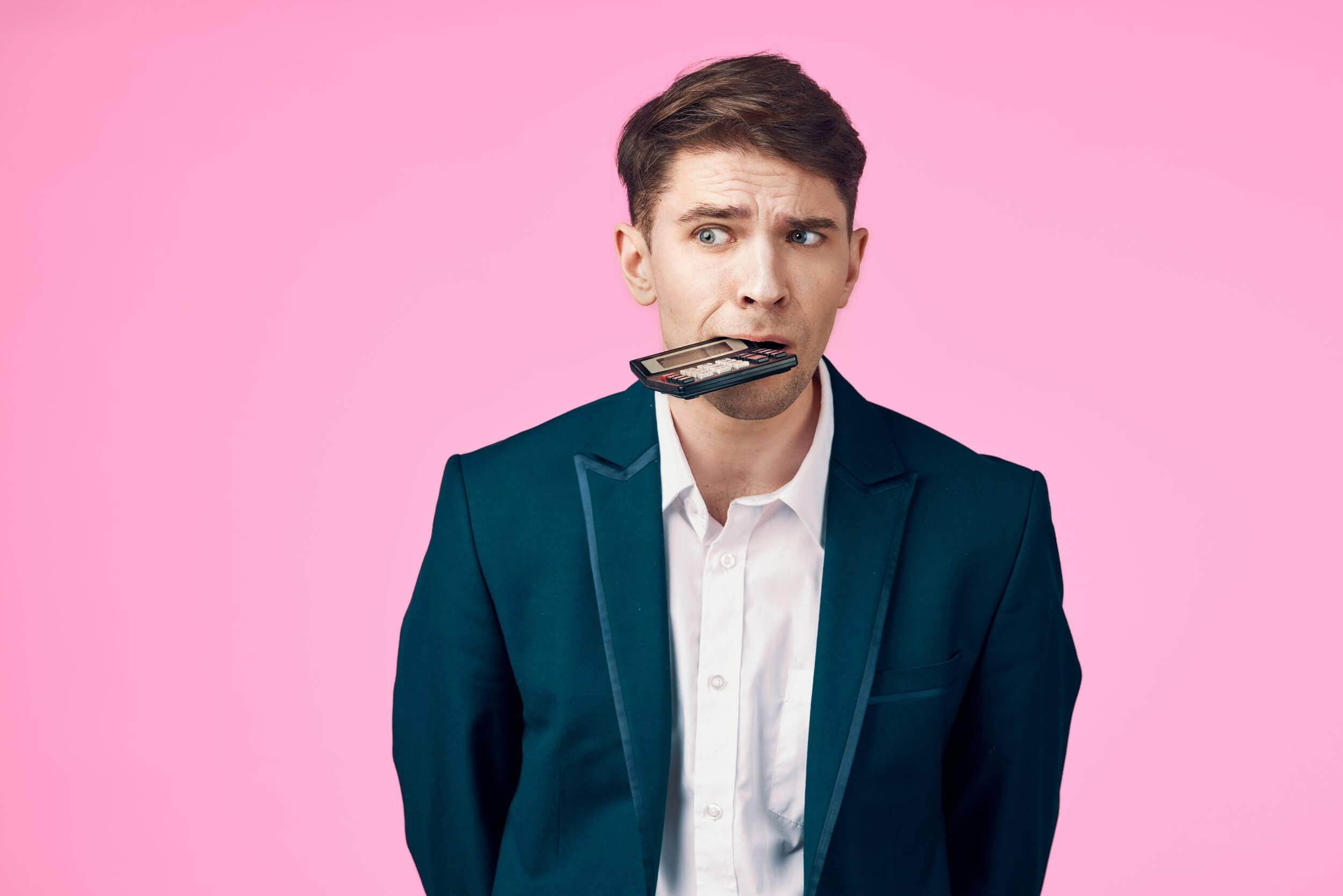 Homme expert comptable avec calculatrice dans la bouche