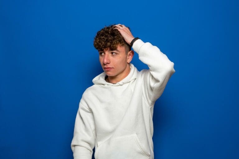 jeune homme se tient la tête