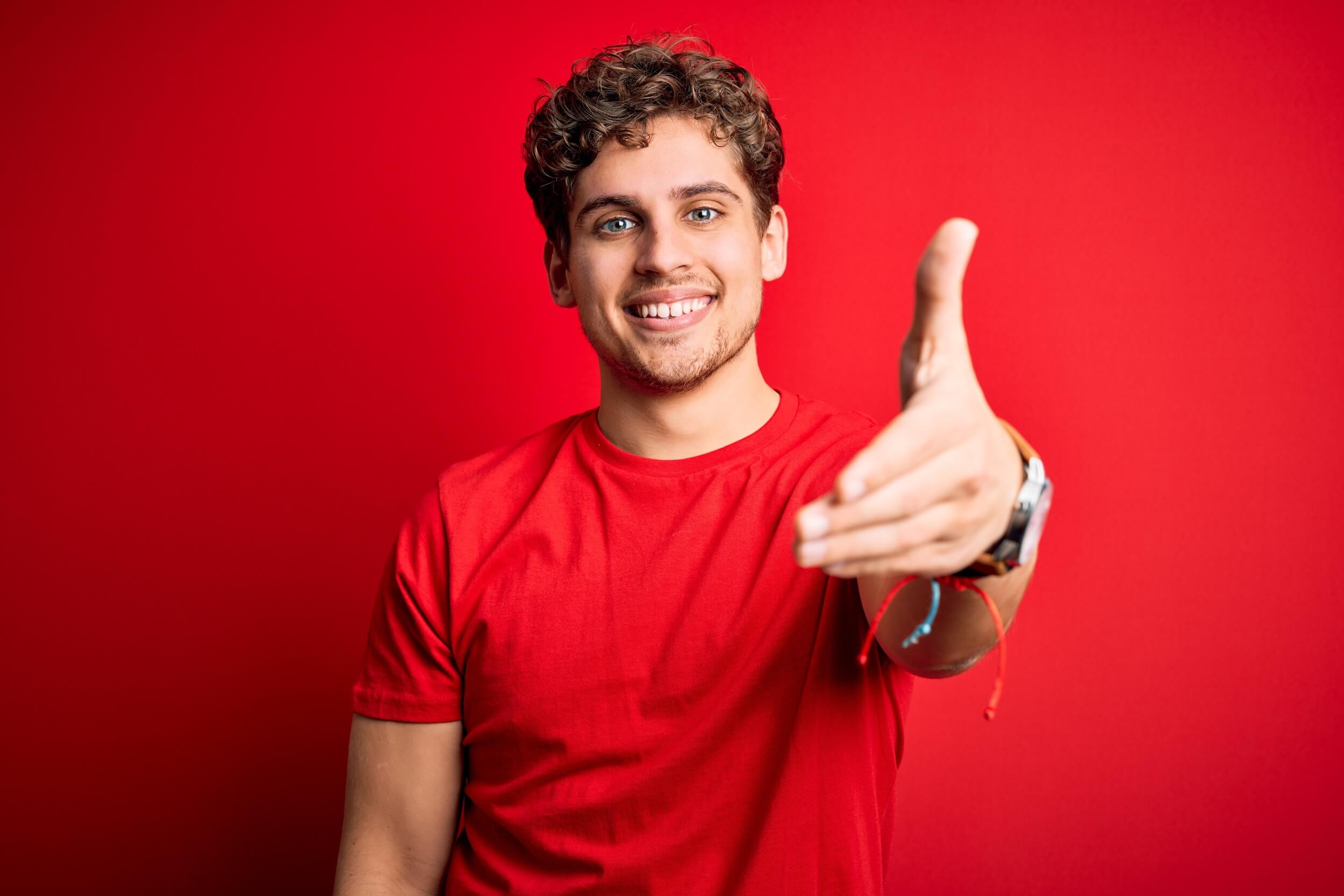 homme serre une main dans le vide