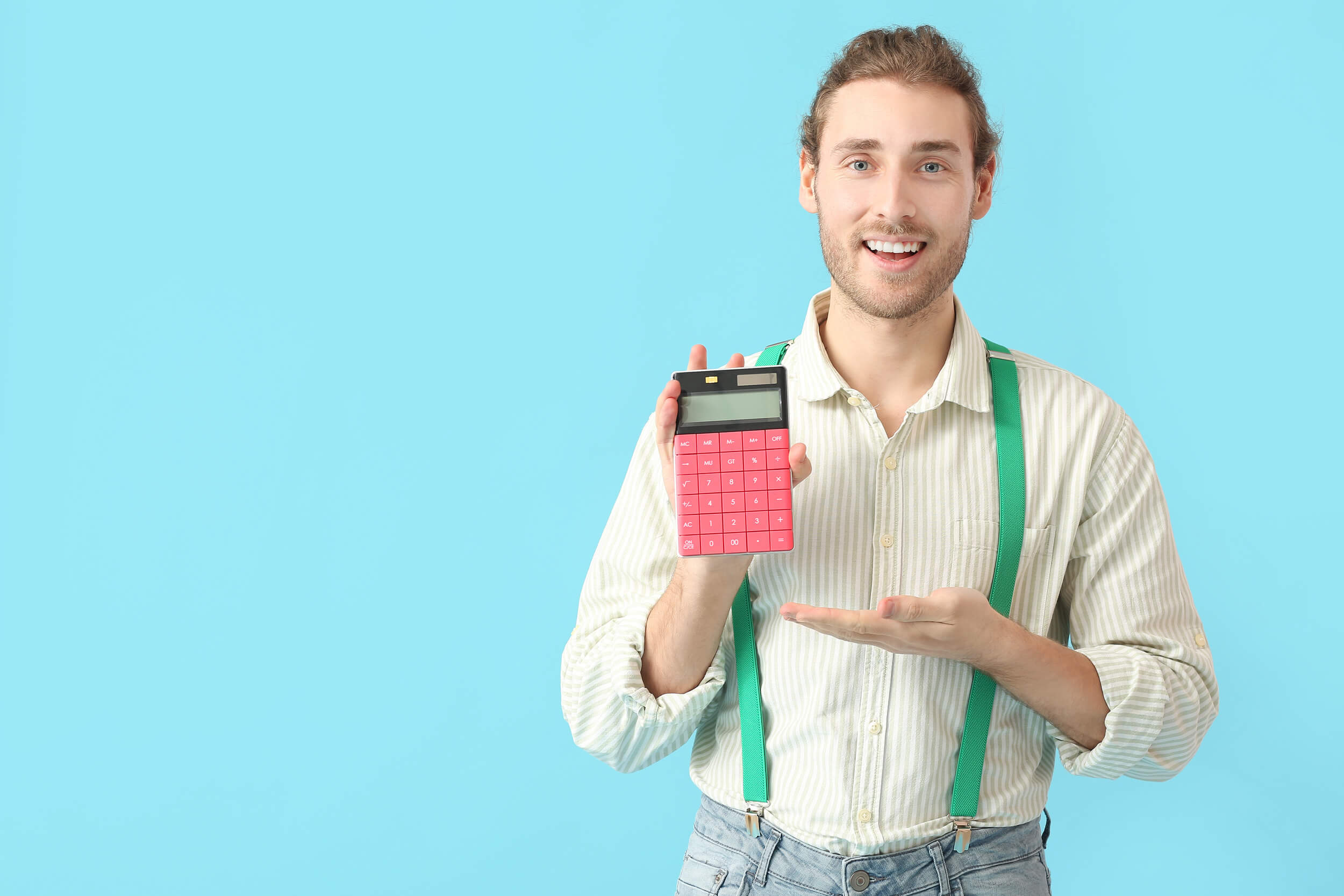 Homme avec calculatrice