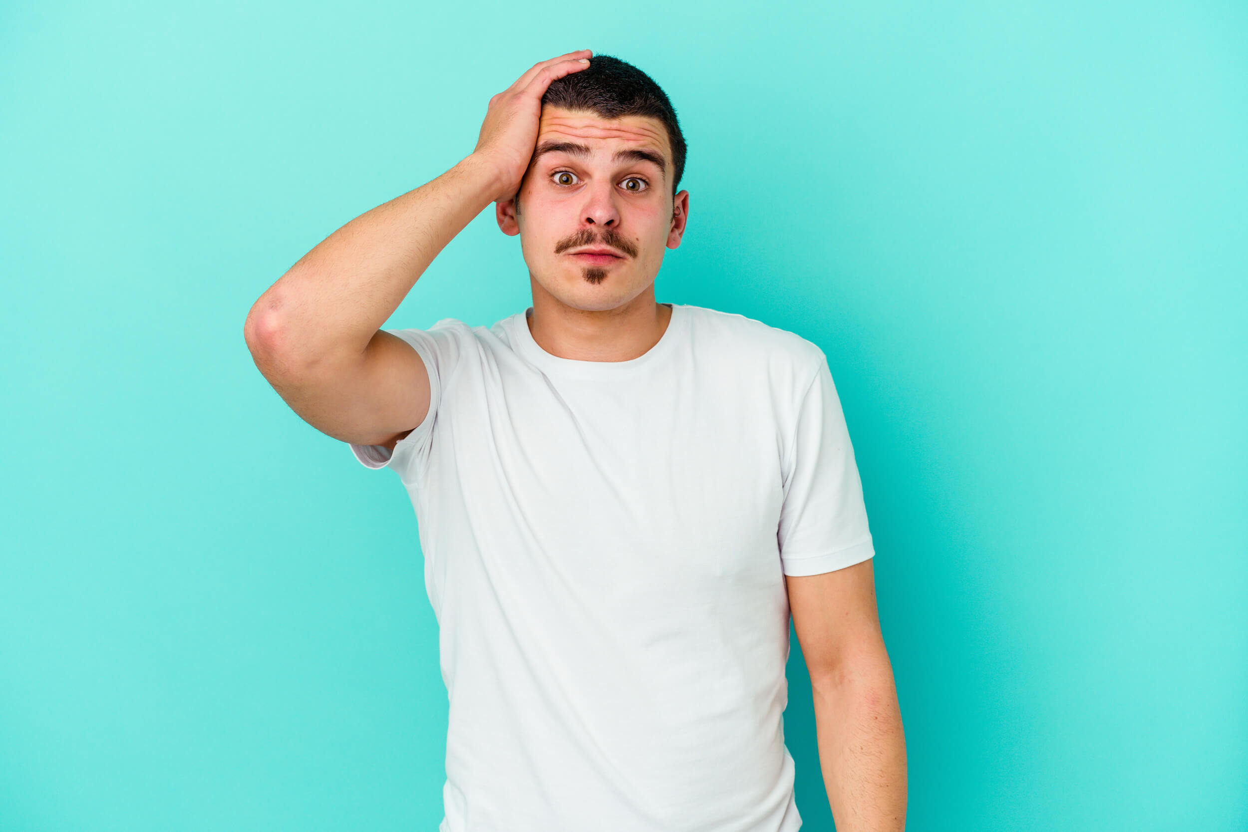 homme se prend la tête